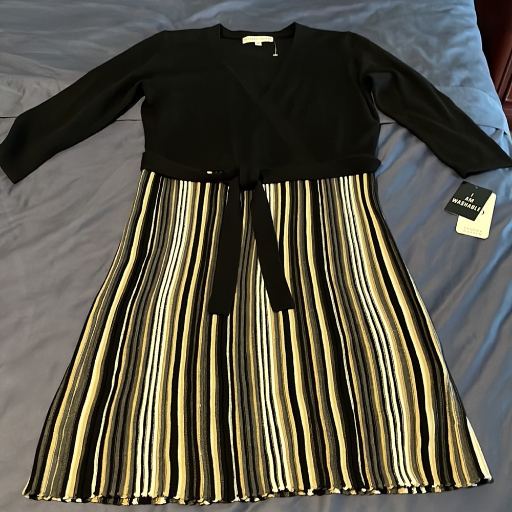 Sandra Darren 100% Acrylic dress